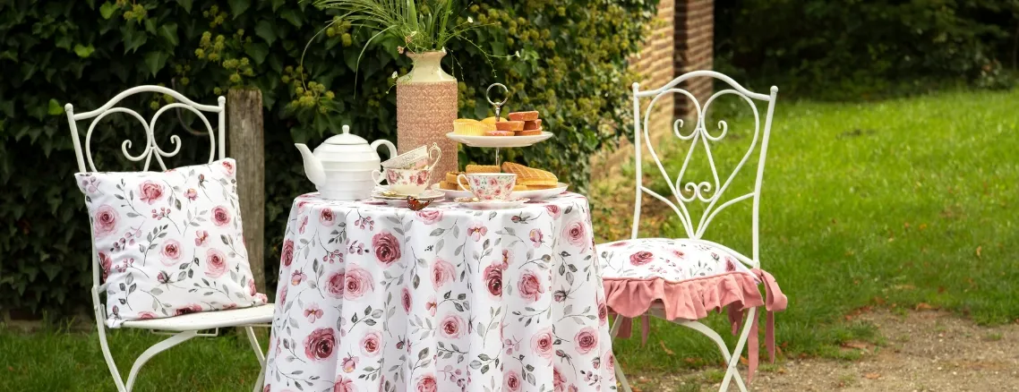 Ensemble de bistro avec nappe de table fleurie