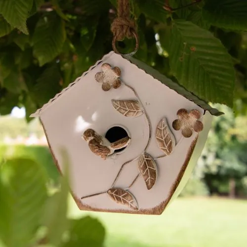 Mignonne maison d'oiseaux dans un arbre