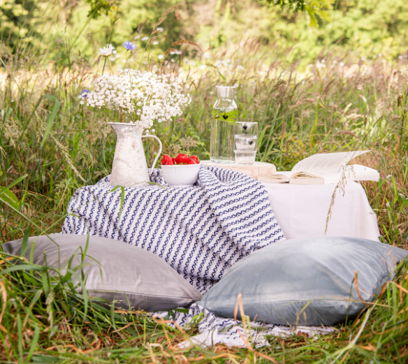 Foto van een picknick met keukentextiel met aardbeien-print